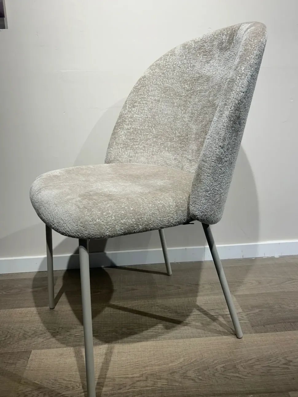 Sedia modello Tuka mid con schienale alto di Connubia