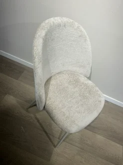 Sedia modello Tuka mid con schienale alto di Connubia