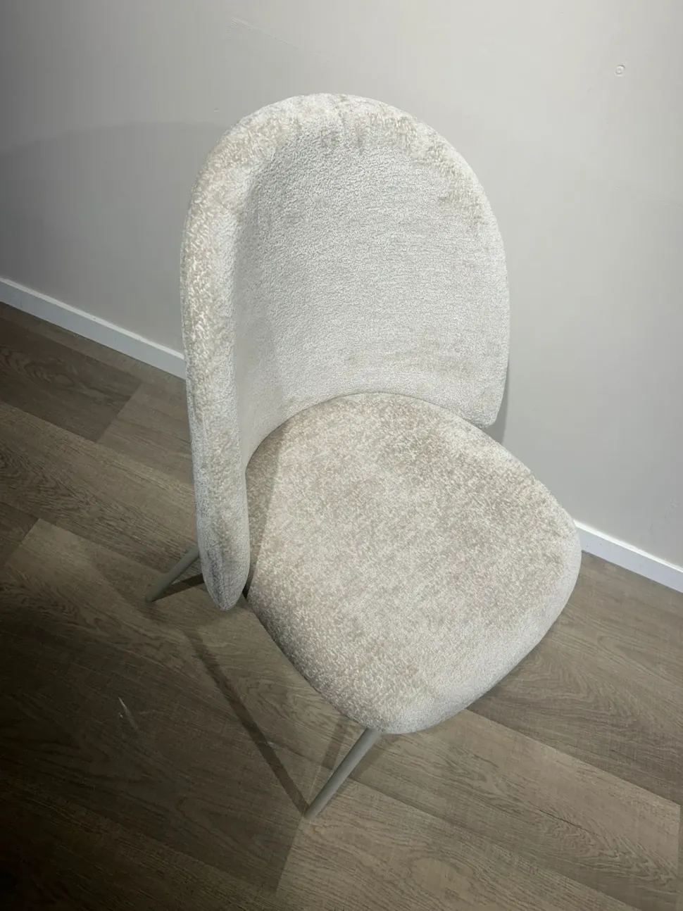 Sedia modello Tuka mid con schienale alto di Connubia