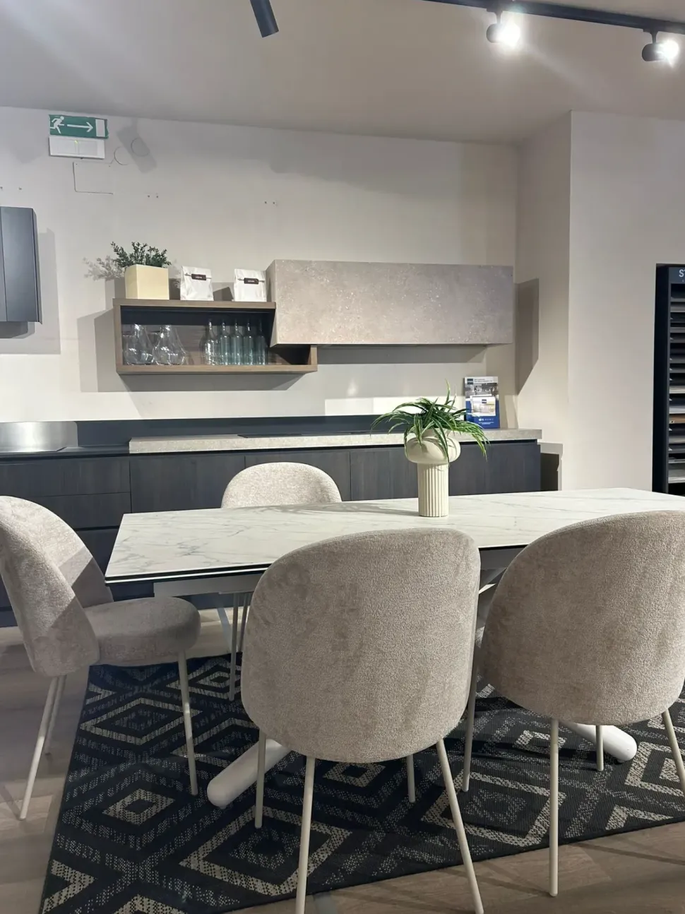 Sedia modello Tuka mid con schienale alto di Connubia