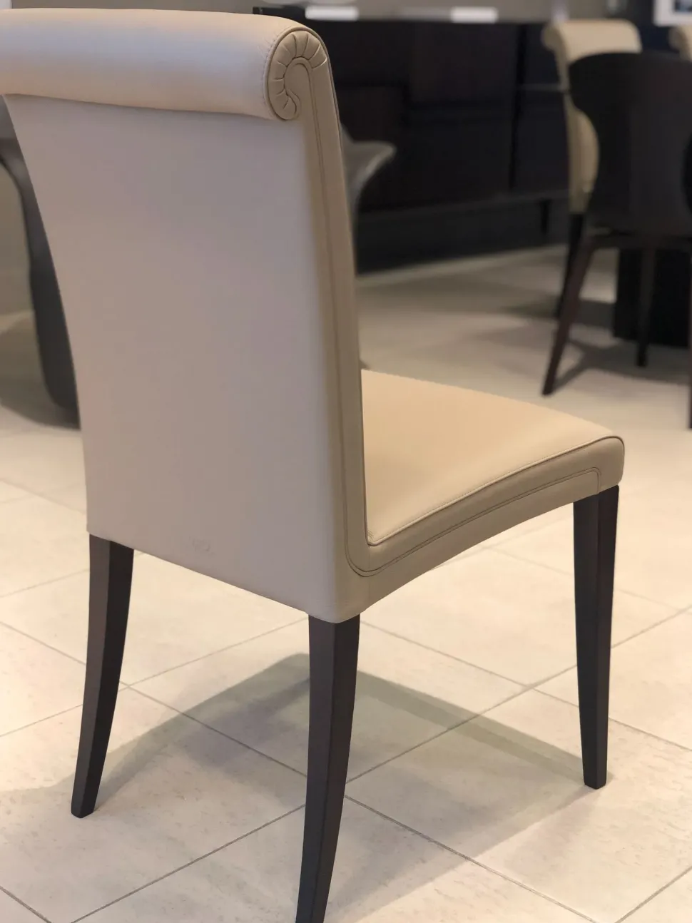 Sedia modello Vittoria senza braccioli di Poltrona frau