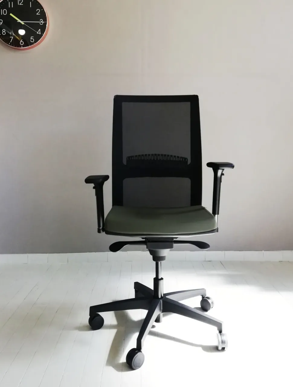 Sedia operativa in ecopelle Hello rete + 2 sedie visitatore Las mobili con forte sconto