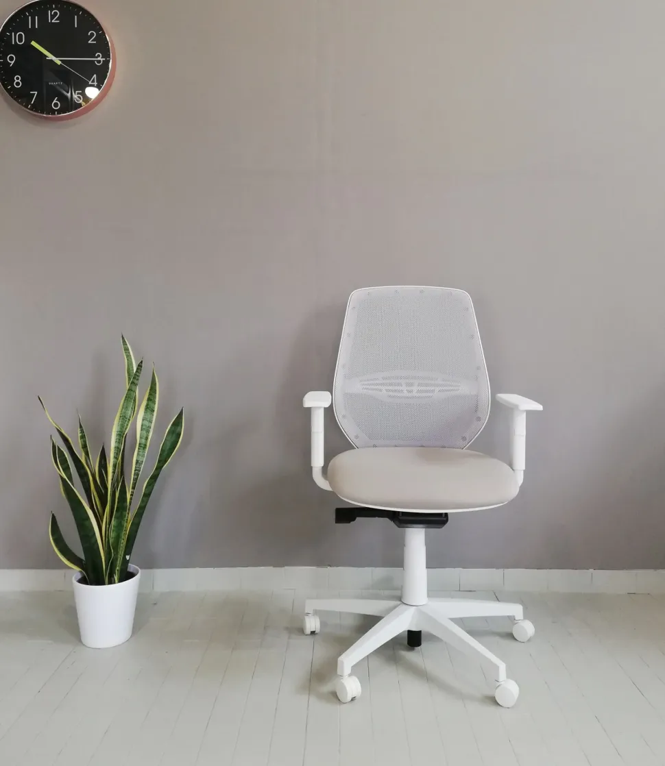 Sedia operativa modello Cast rete full white in altro ad un prezzo davvero conveniente