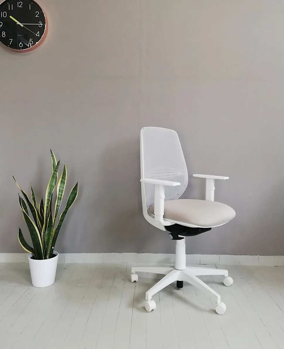 Sedia operativa modello Cast rete full white in altro ad un prezzo davvero conveniente