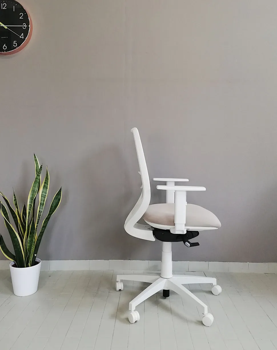 Sedia operativa modello Cast rete full white in altro ad un prezzo davvero conveniente