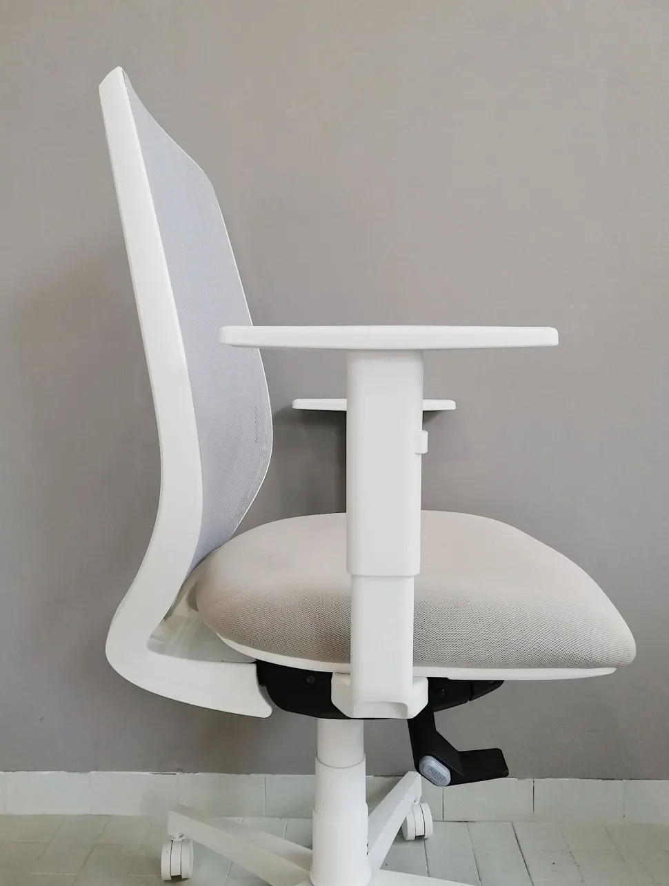 Sedia operativa modello Cast rete full white in altro ad un prezzo davvero conveniente