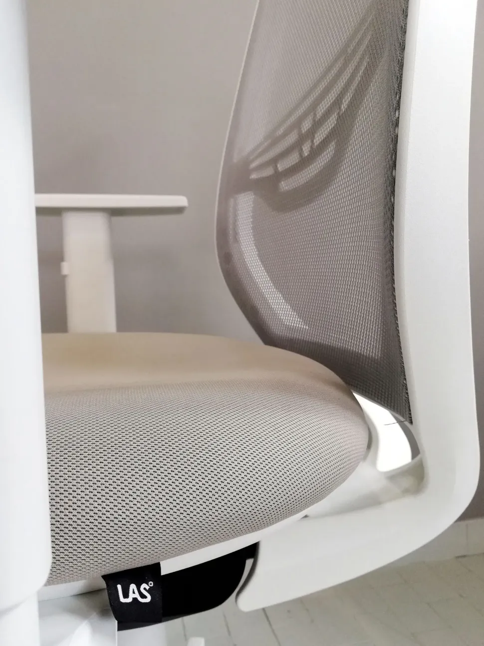 Sedia operativa modello Cast rete full white in altro ad un prezzo davvero conveniente