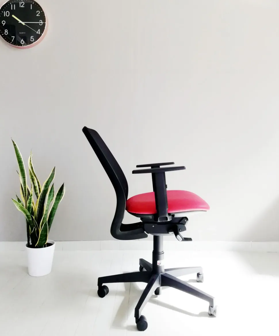 Sedia operativa modello Cast rete + 2 sedie attesa in ecopelle ad un prezzo speciale