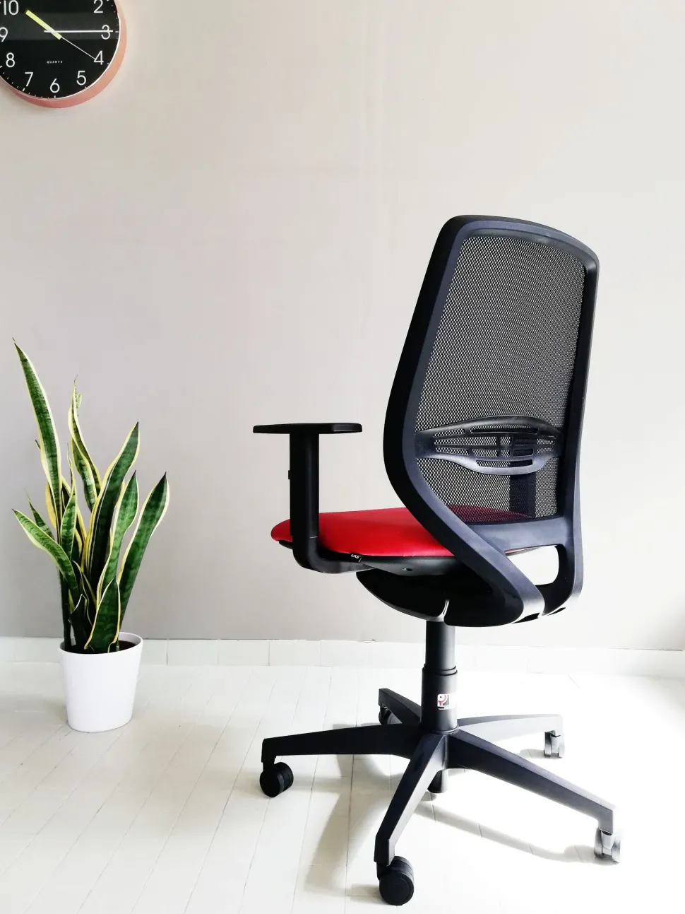 Sedia operativa modello Cast rete + 2 sedie attesa in ecopelle ad un prezzo speciale