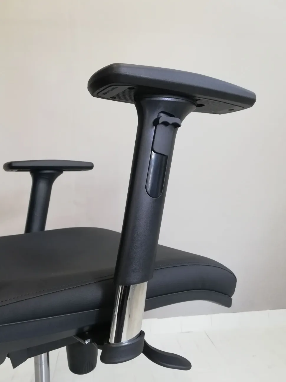 Sedia operativa modello Direzionale sky + 2 sedie attesa in ecopelle ad un prezzo esclusivo