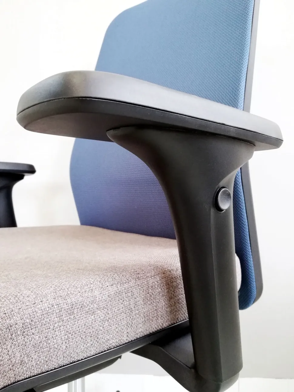 Sedia operativa modello Essai rete - rivestimento tessuto in altro ad un prezzo esclusivo