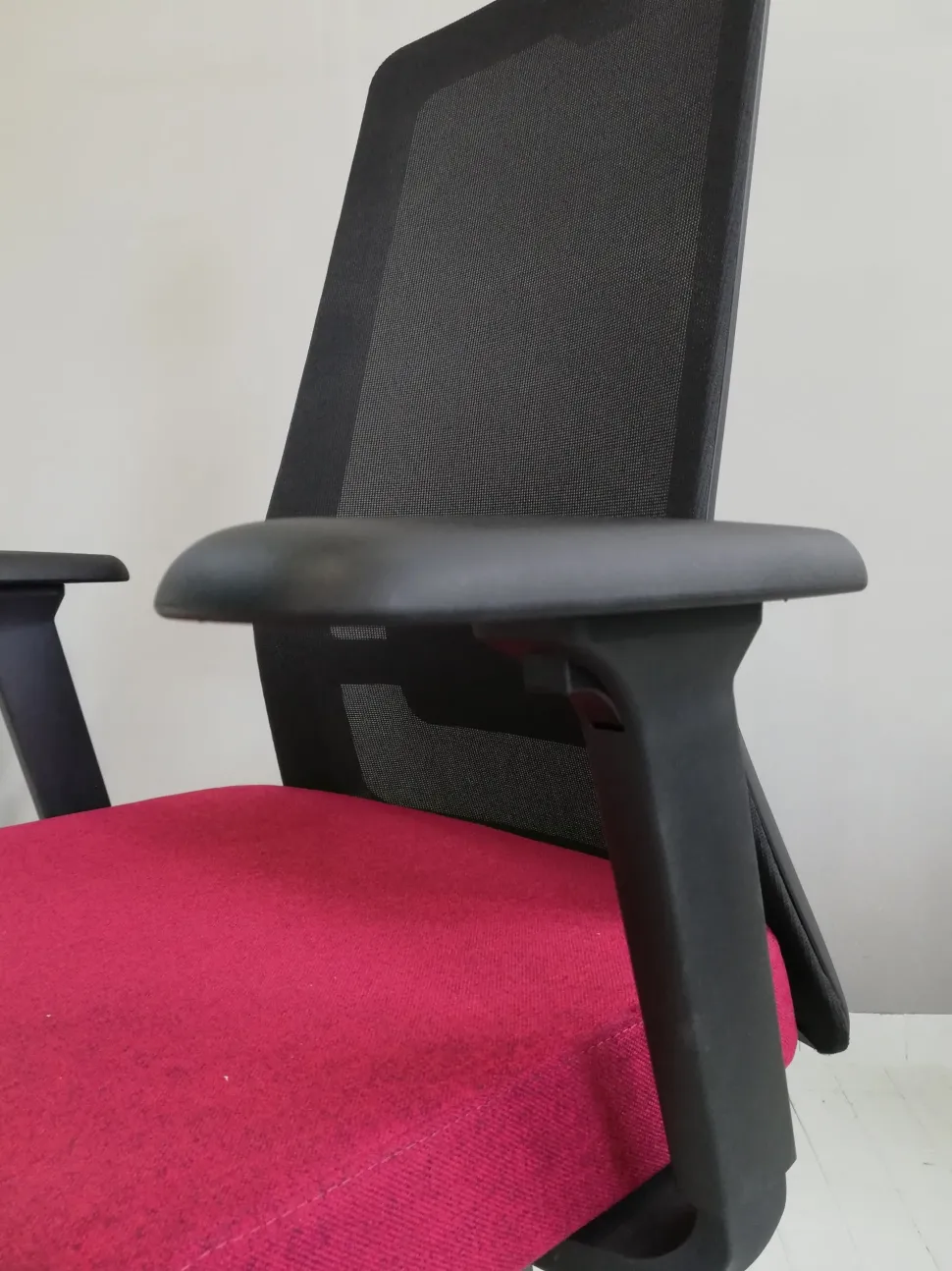 Sedia operativa modello Rassegna rete con poggiatesta in altro ad un prezzo davvero conveniente