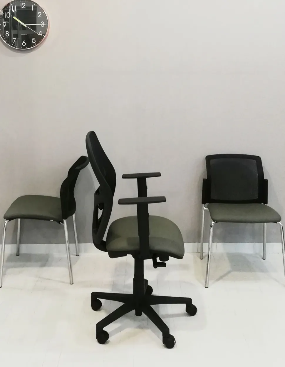 Sedia operativa modello Sistema rete + 2 sedie in ecopelle ad un prezzo speciale