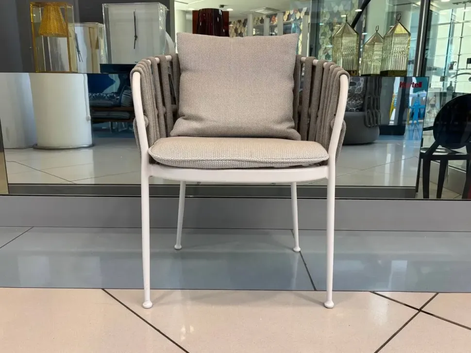 Sedia poltroncina modello Frame a prezzo riservato