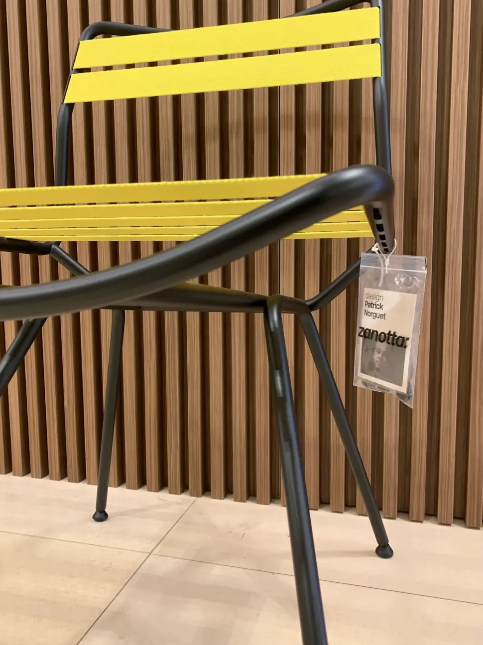 Sedia senza braccioli Dan di Zanotta a prezzo scontato