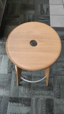 Sedia sgabello Tabouret haut Vitra a prezzo scontato