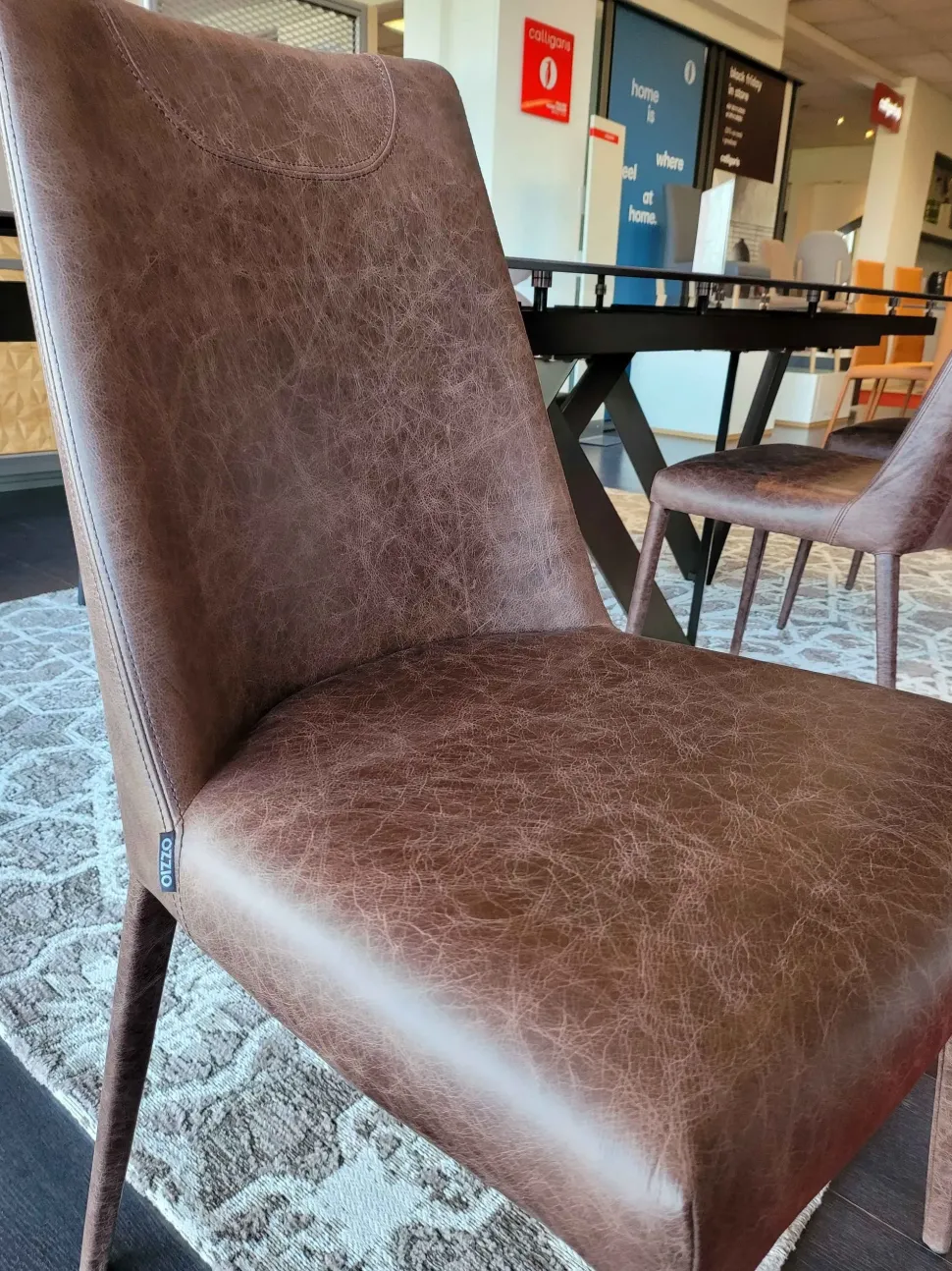 Sedia Sofia da soggiorno realizzata in pelle scontata del 87%