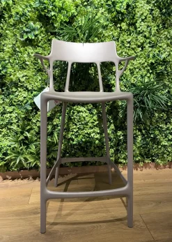 Sgabello con 4 gambe A.i. stool Kartell con forte sconto