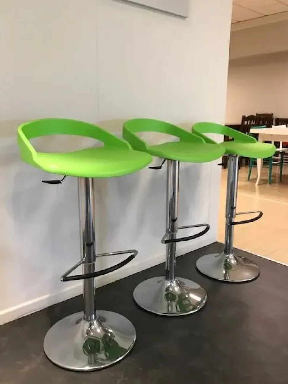 Sgabello con base centrale Sgabelli verde fluo Artigianale con forte sconto