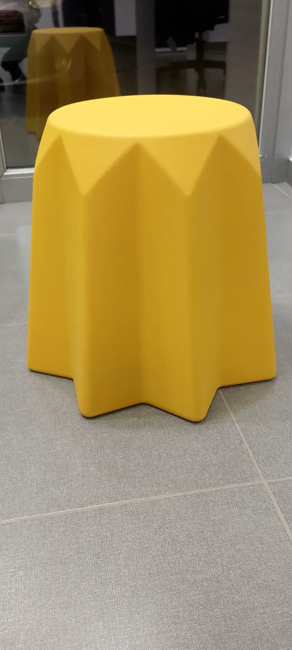 Sgabello con base centrale Pandoro Slide a prezzi outlet