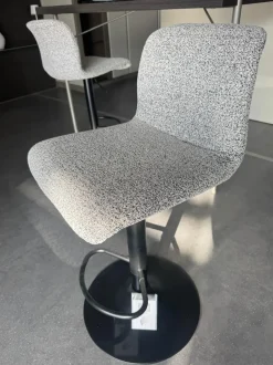 Sgabello Elen Artigianale con base centrale a prezzo conveniente