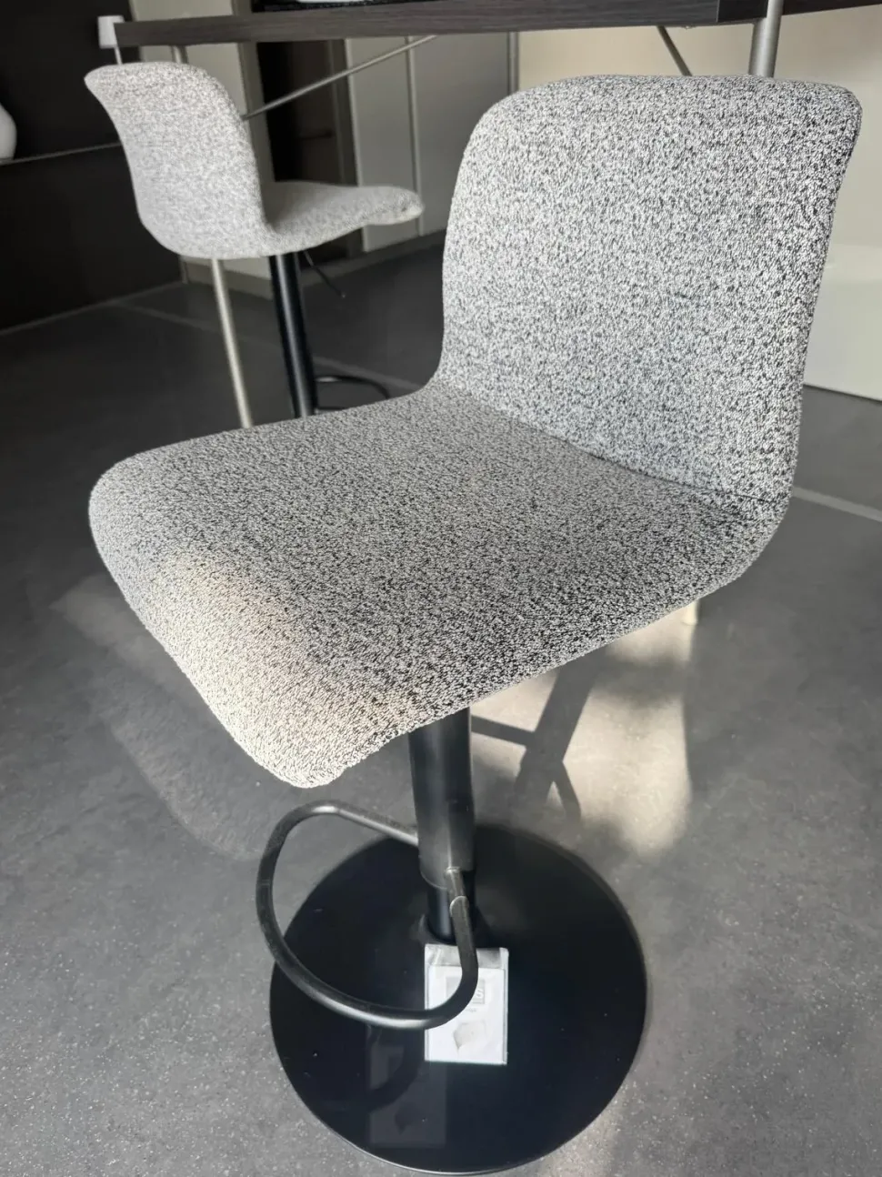 Sgabello Elen Artigianale con base centrale a prezzo conveniente