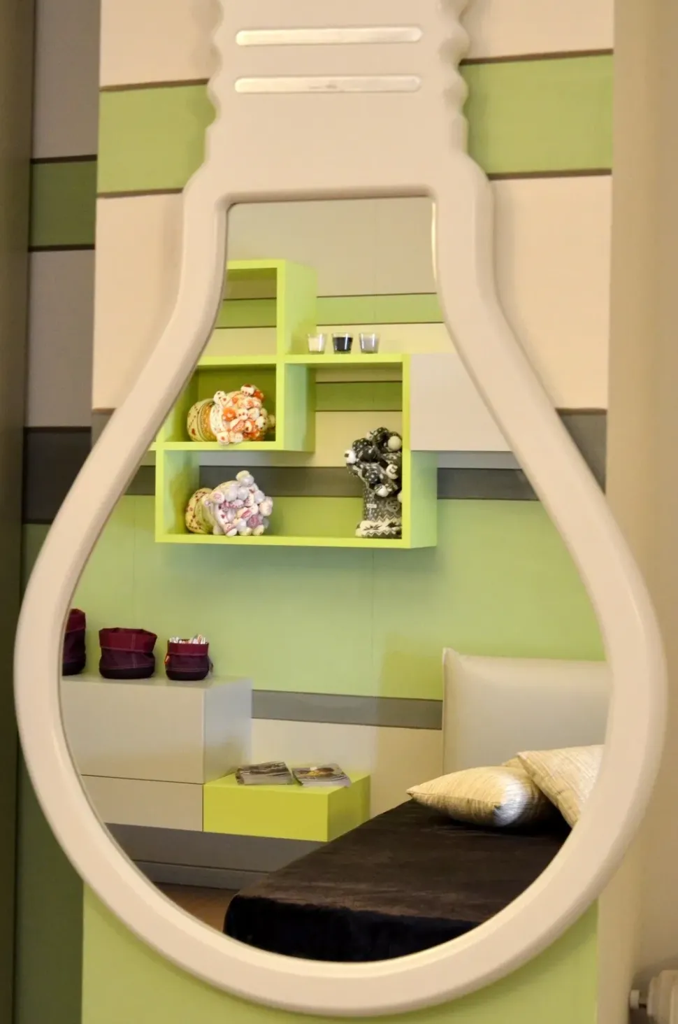 Specchiera in laccato lucido lampadina di Pintdecor a prezzo ribassato