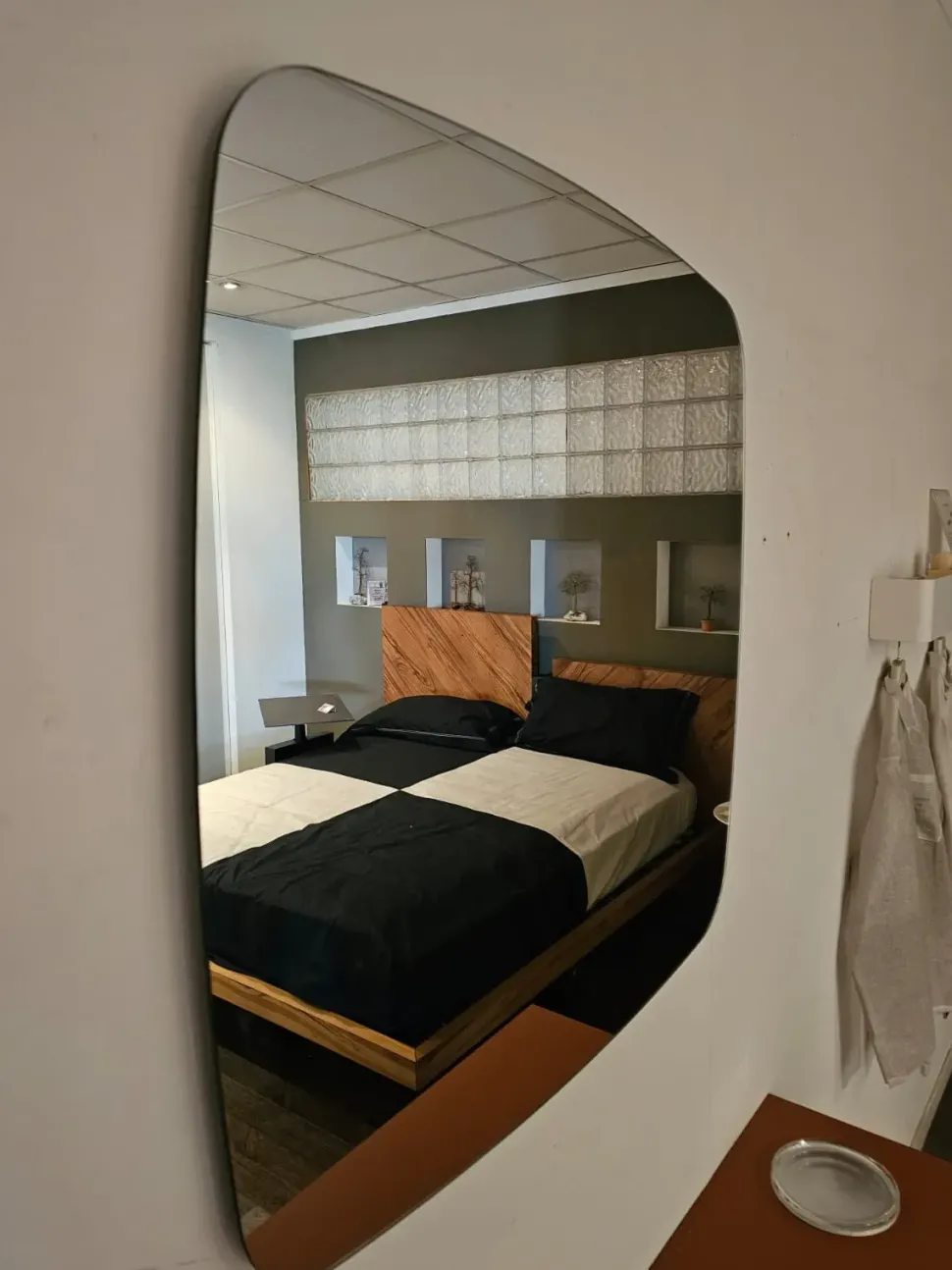 Specchiera modello Riflesso di Adok con forte sconto