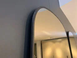 Specchio Audrey di Poliform in stile moderna