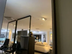 Specchio Audrey di Poliform in stile moderna