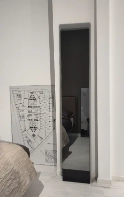 Specchio moderna Hide di Pezzani in Offerta Outlet