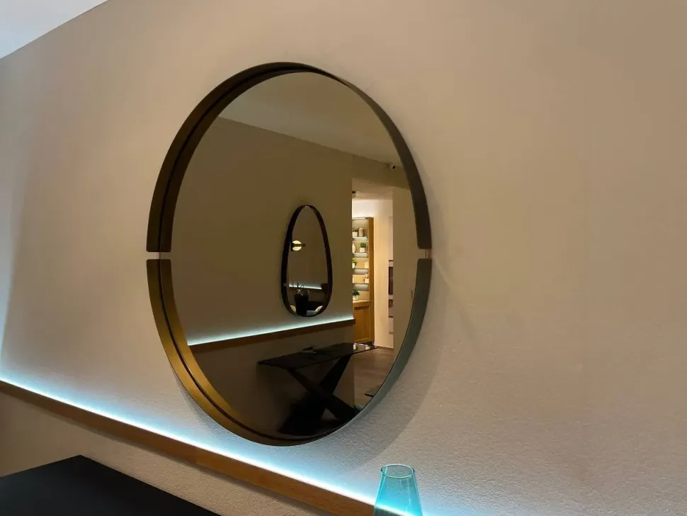Specchio Omega di Riflessi in stile moderna