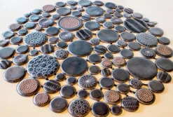 Tappeto esclusivo in pelle nera Pachamama rotondo con borchie ed impunture