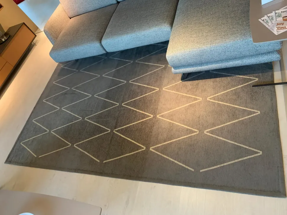 Tappeto modello Zig zag Doimo salotti in fibra sintetica a prezzo Outlet