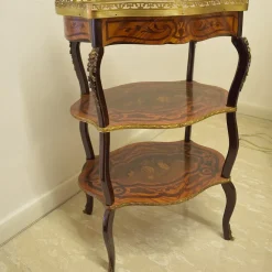 Tavolino Artigianale modello Tavolino artigianale con intarsi stile barocco con gambe sagomate e bronzi in OFFERTA OUTLET