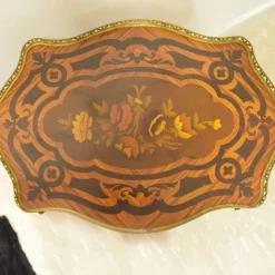 Tavolino Artigianale modello Tavolino artigianale con intarsi stile barocco con gambe sagomate e bronzi in OFFERTA OUTLET