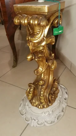 Tavolino classico Legno scolpito a mano di Collezione esclusiva a prezzo ribassato