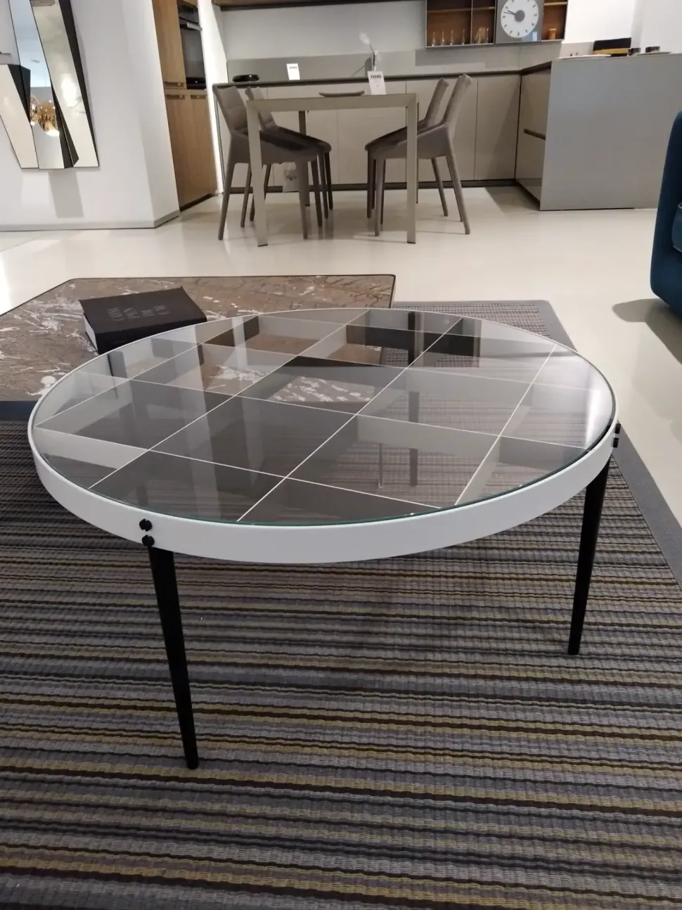 Tavolino D.555.1 del marchio Molteni & c con forte sconto - 26%