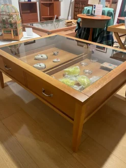 Tavolino modello Espositore di Artigianale a prezzo scontato