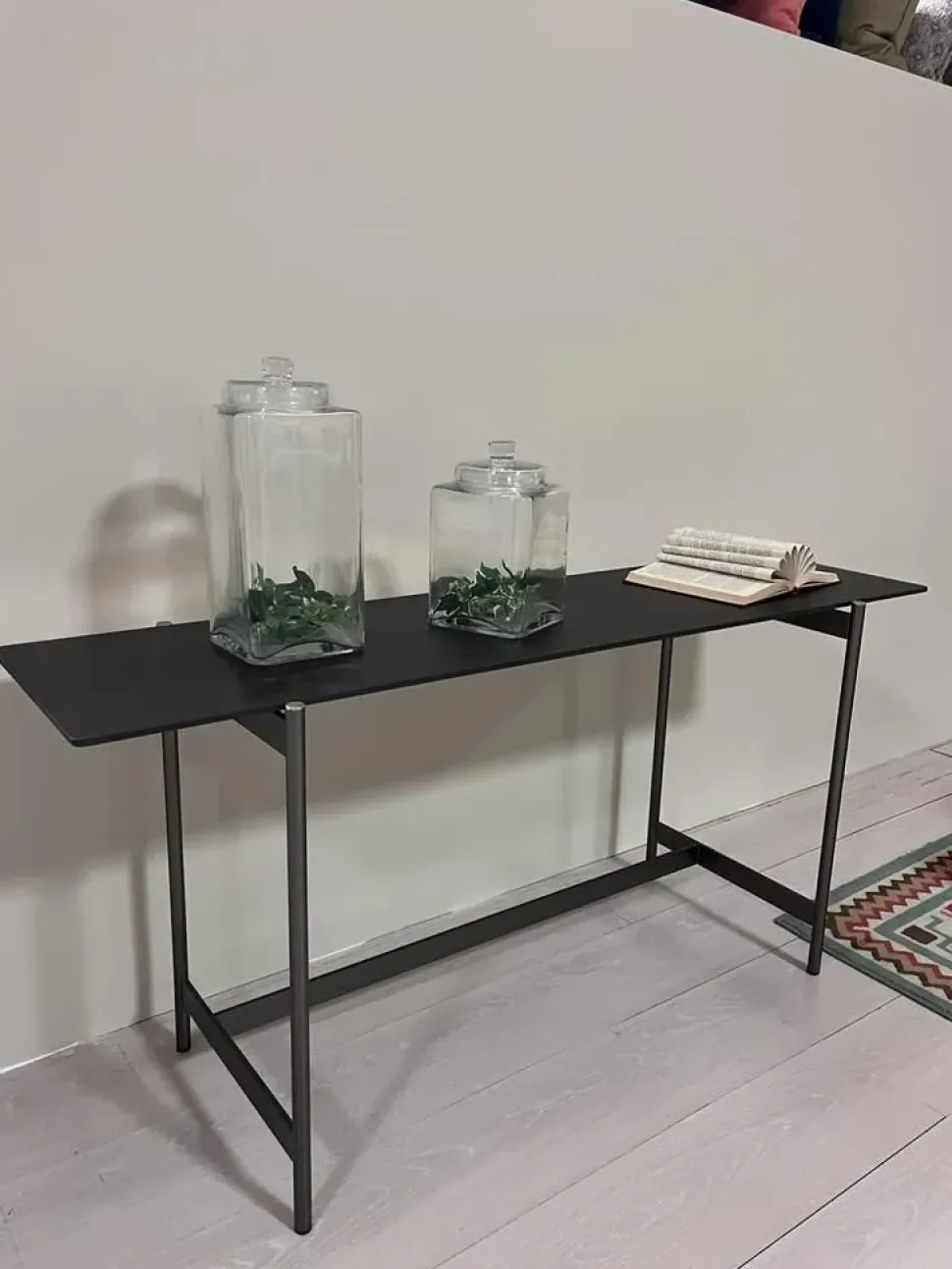 Tavolino modello Scrittoio retro-divano di Ditre italia a prezzo scontato