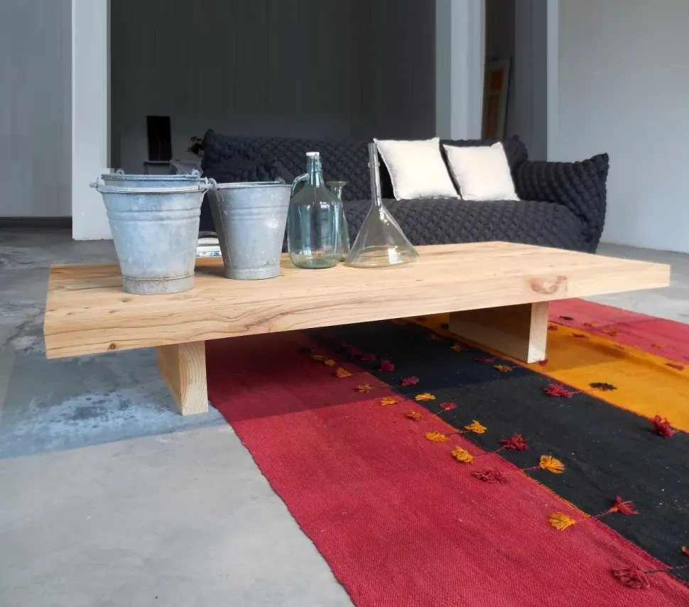 Tavolino modello Tavolini da salotto in legno cedro massello di Riva 1920 a prezzo scontato