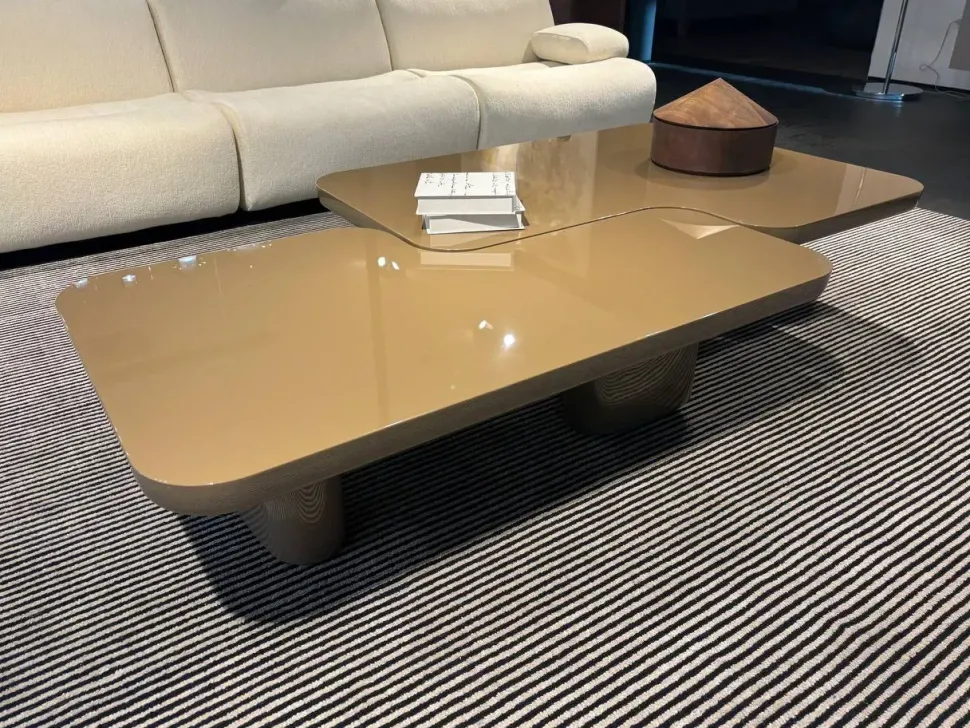 Tavolino moderno modello Ernest di Poliform scontato