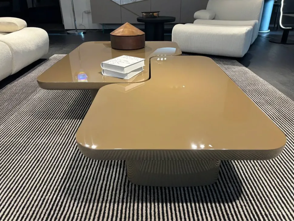 Tavolino moderno modello Ernest di Poliform scontato