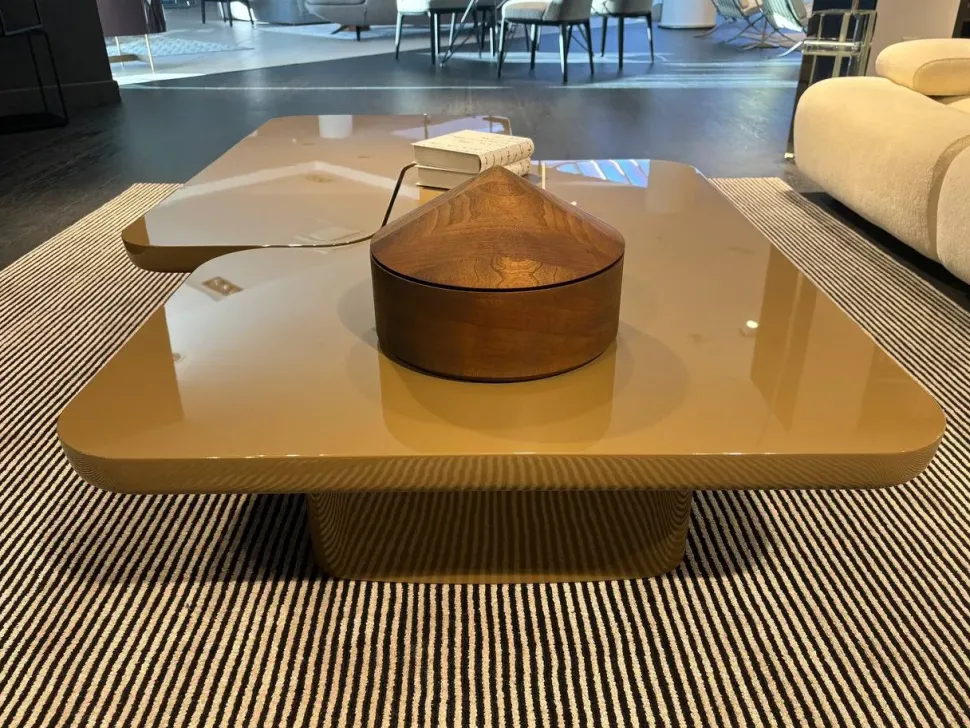 Tavolino moderno modello Ernest di Poliform scontato