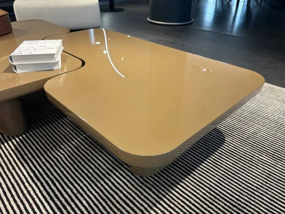 Tavolino moderno modello Ernest di Poliform scontato