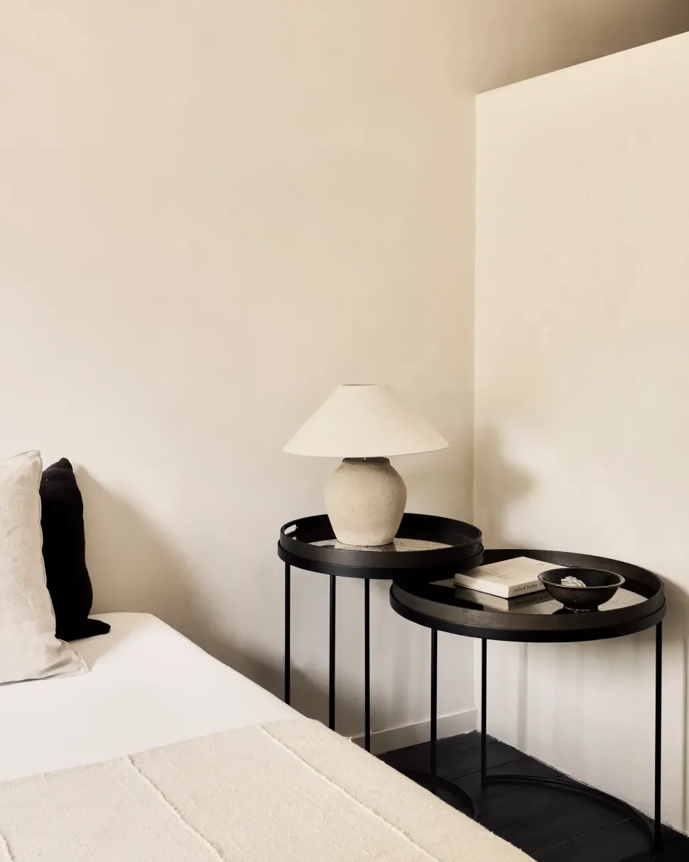 Tavolino moderno Set tavolo vassoio ethnicraft di Artigianale a prezzo ribassato