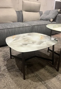 Tavolino moderno Tavolino quadrato stondato di Maconi a prezzo scontato