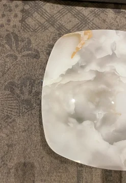 Tavolino moderno Tavolino quadrato stondato di Maconi a prezzo scontato