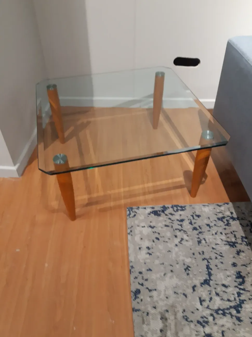 Tavolino Tavolino cristallo noce quadrato della firma La vetreria con forte sconto - 43%