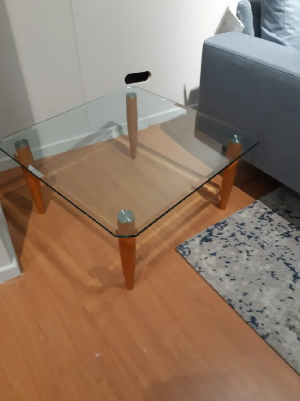 Tavolino Tavolino cristallo noce quadrato della firma La vetreria con forte sconto - 43%